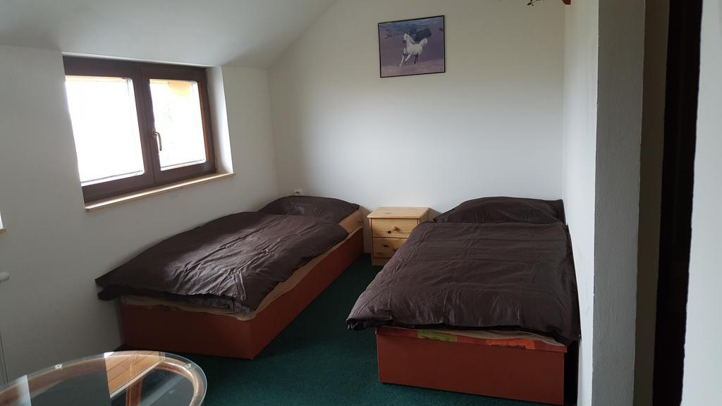 Penzion Eqilon Hotell Mělník Exteriör bild