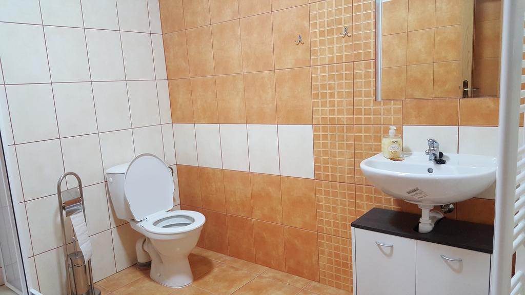 Penzion Eqilon Hotell Mělník Exteriör bild