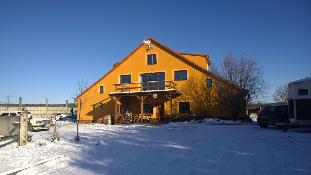 Penzion Eqilon Hotell Mělník Exteriör bild