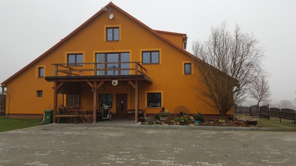 Penzion Eqilon Hotell Mělník Exteriör bild