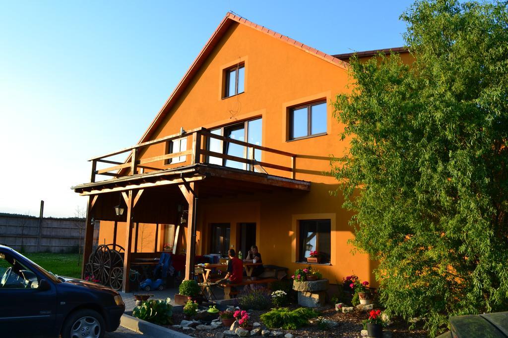 Penzion Eqilon Hotell Mělník Exteriör bild