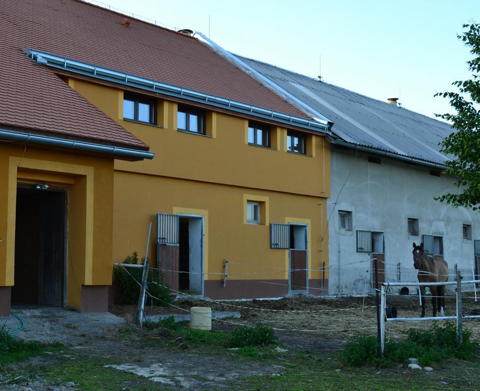 Penzion Eqilon Hotell Mělník Exteriör bild