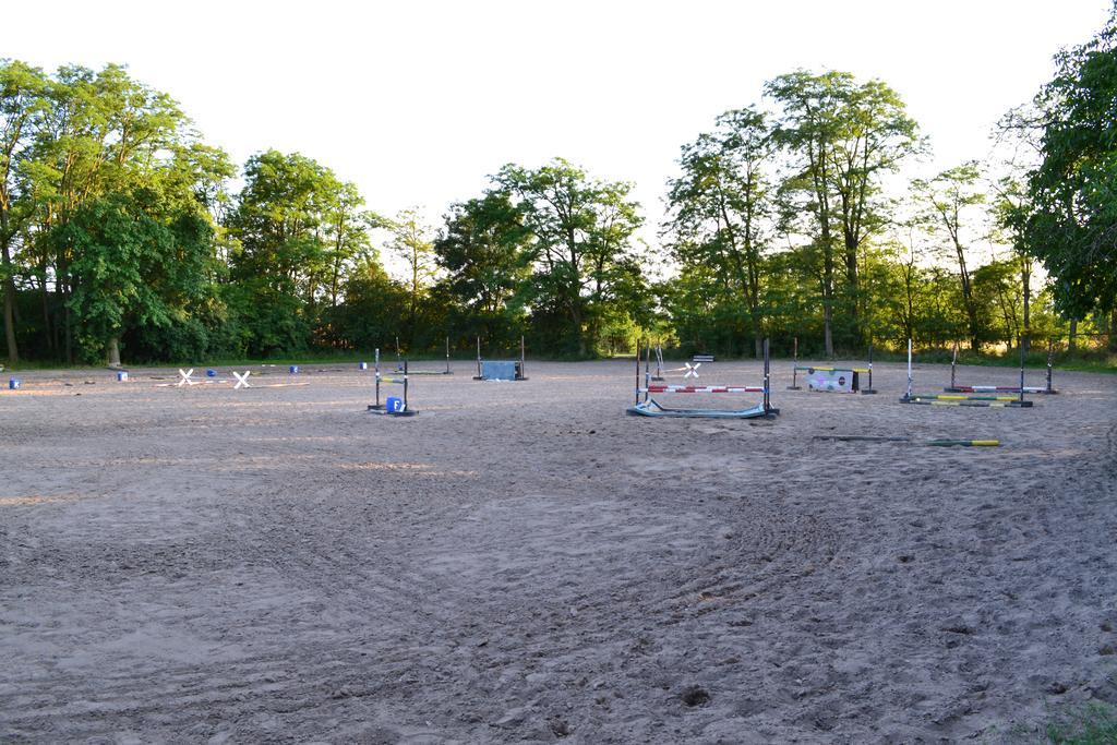 Penzion Eqilon Hotell Mělník Exteriör bild