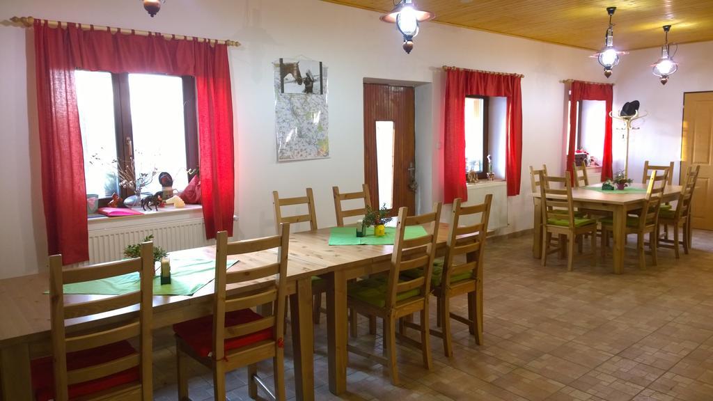 Penzion Eqilon Hotell Mělník Exteriör bild