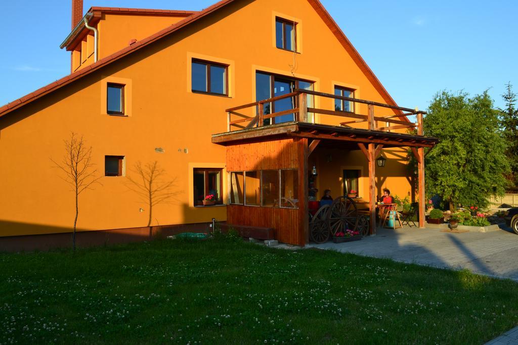 Penzion Eqilon Hotell Mělník Exteriör bild